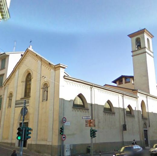 Громада при церкві святого Бернандина (м. Берґамо, Італія)