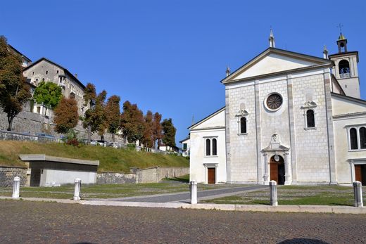 Громада при церкві святого Апостола Петра (м. Фелтре, Італія)