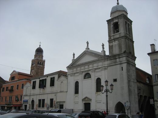 Громада при церкві святого Франциска (м. Кіоджа, Італія)