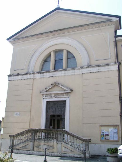 Громада при церкві святого Джузеппе (м. Дезенцано-дель-Гарда, Італія)